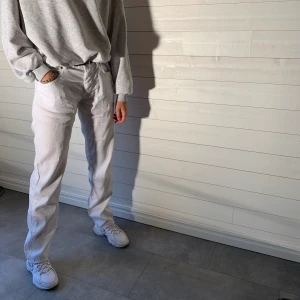 Linnebyxor från Calvin Clein - Linnebyxor från Calvin Clein Storlek: W32 L34 Mått: Midja: 91 cm Innerbensmått: 78 cm Färg: Vit Fler bilder? Kontakta oss! 