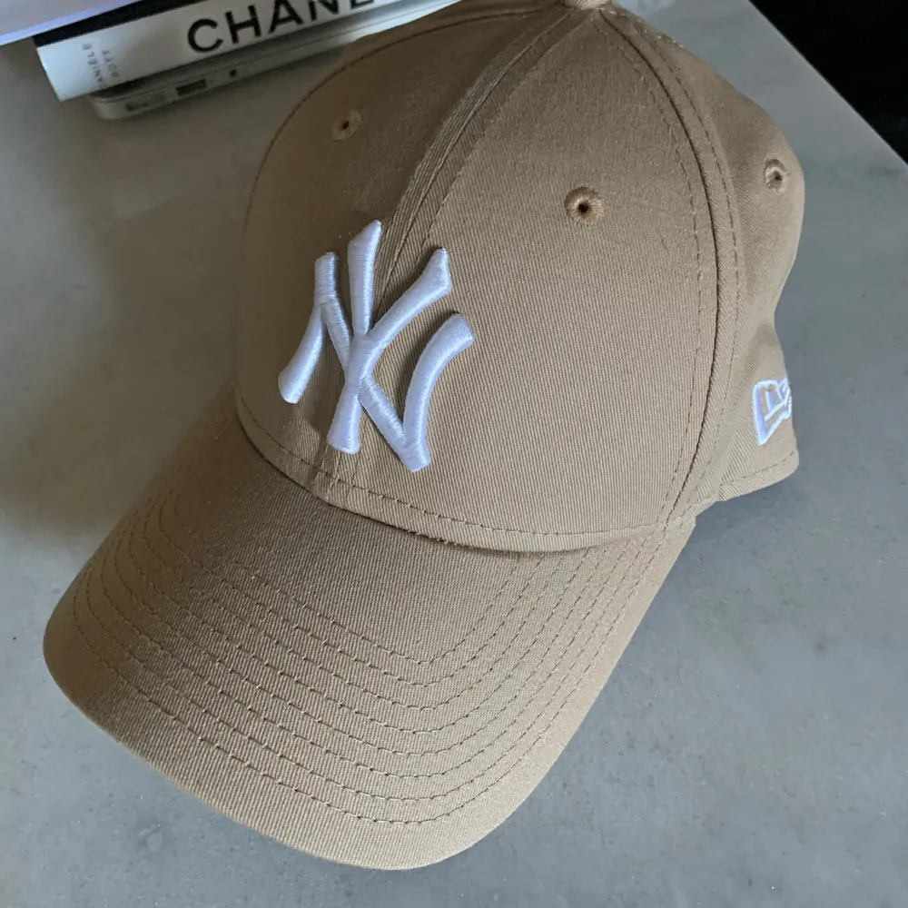 Beige New York Yankees-keps (märke: New Era) med justerbar storlek i nyskick (endast testad) Hämtas i Bromma, Stockholm eller skickas med Postnord (eventuell frakt betalas av köpare). Accessoarer.