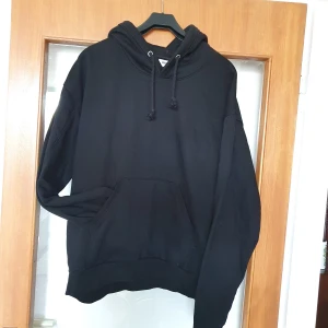 Oversize weekday hoodie - Nästan aldrig använd, sitter snyggt oversize!