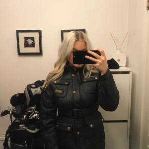 barbour jacka - köpt för 2000kr i barn storlek ”xxl” vilket motsvarar XS/S i vanlig storlek. Den är mörk blå, ser svart ut, har guldiga detaljer och är i ett rutat mönster på utsidan och är med fleece på insidan så den är varm o skön o går att ha höst och vinter. 