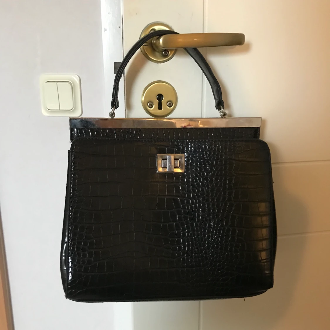 Väska i fake ormskinn 