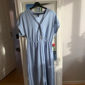 Byxdress  - Fin ljusblå byxdress från New Look, använd fåtal gånger. Fraktpris tillkommer. 