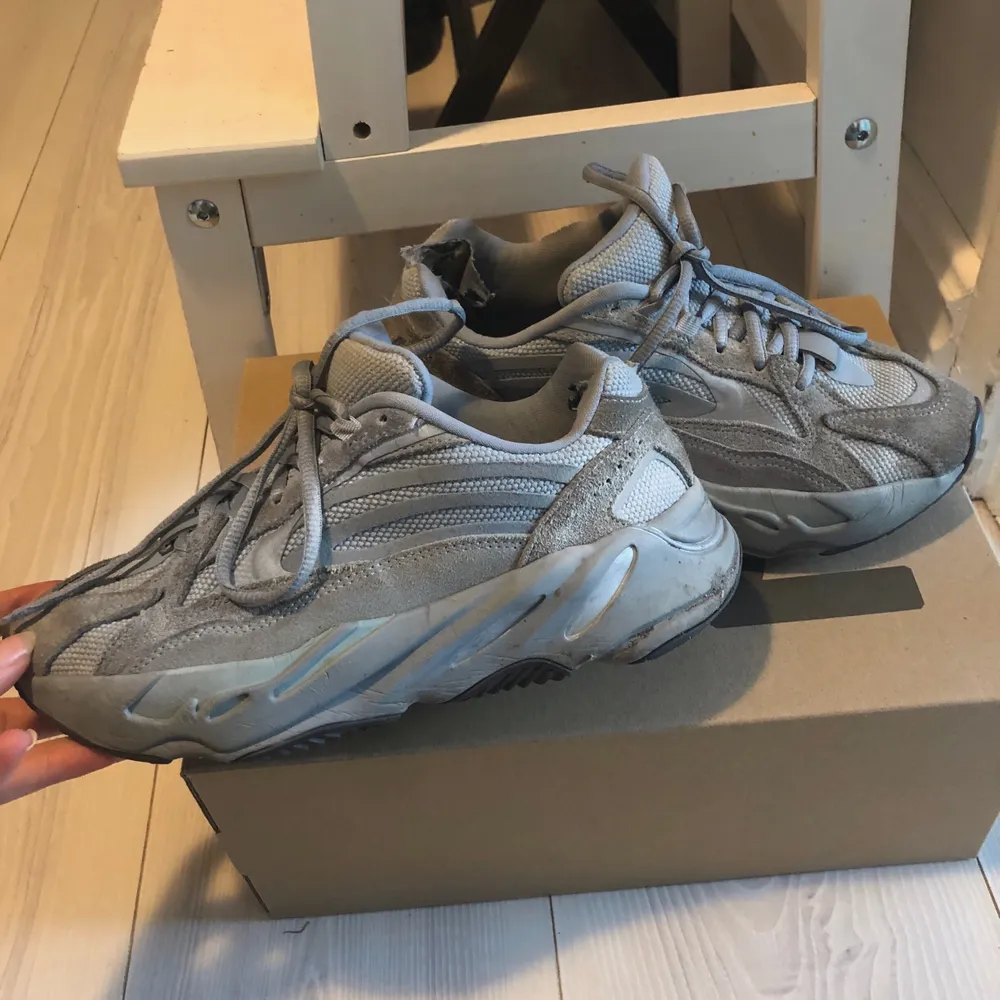 Yeezy 700 V2 Hospital Blue i helt ok skick. Slitna på insidan, därav priset. . Skor.