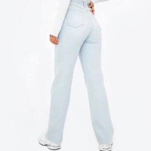 Straight Leg Denim Jeans - Säljer mina sjukt snygga Straight Leg Denim Jeans från chiquelle då dom knappt kommer till användning. Knappt använda. Köpte dem för 500kr!
