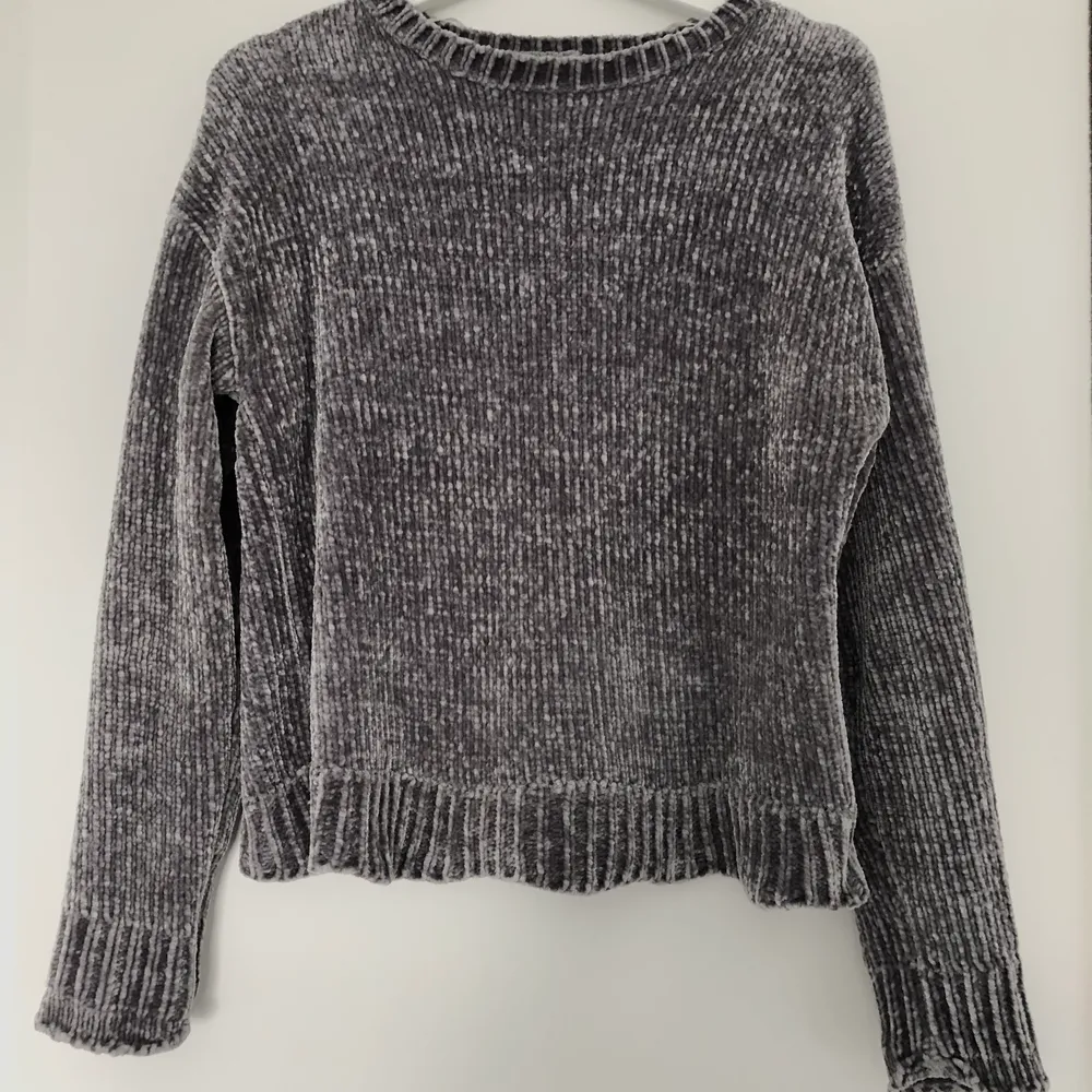Grå tröja jätteskönt material i storlek M från Love Knitwear. . Tröjor & Koftor.