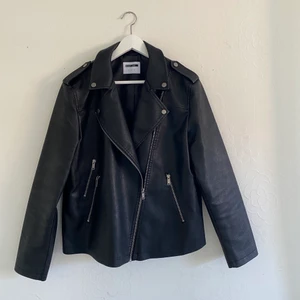 Skinnjacka asos - Skinnjacka i nyskick från asos i storlek M. Använd bara några gånger. Nypris 500kr. Startpris 300. Skriv för att lägga pris. Köpare står för frakt. 
