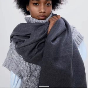 Zara halsduk mörkgrå - En mörkgrå halsduk från Zara i mycket stort tyg perfekt att ha när det är kallt. Observera att färgen är den korrekta på bild 1 + 2 bild tre är endast för passform inkl frakt 💘💘🙌🏼