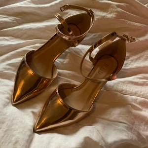 Klackskor/Pumps - Jätte snygga klackskor/pumps i nyskick från Zalando. Perfekta julklappen . Kan fraktas men då betalar köparen för frakt🚚💕😊