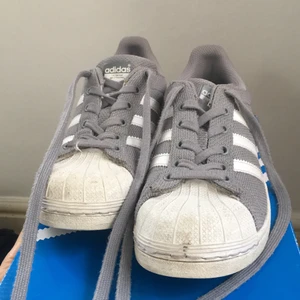 Adidas superstar storlek38 grå med vit detalj - Använda bra något fåtal gånger pga köppte i fel storlek. Tror inte man kan få tag på nya x i denna modell.
