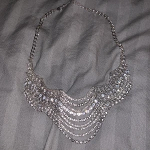 Halsband - Så fint halsband 🥰🥰🥰✨ ingen Sten som saknas. Kommer inte ihåg var jag köpte den ifrån 