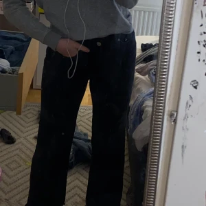 SVARTA JEANS - Säljer mina svarta jeans från lager 157. Dom sitter tajtare i midjan/ låren men uttsvämgda vid knä/vaden! Sitter skit snyggt på och man får fina former!