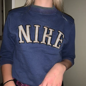 Sweatshirt t-shirt från nike - Säljer denna balla sweatshirt t-shirt från Nike!! Kör vintage men i mycket fint skick😁👍🙏