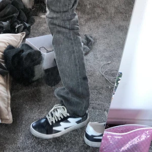 Zadig et Voltaire skor! INTRESSEKOLL!! - Skitsnygga skor ifrån Zadig et Voltaire. De är i marinblå läder med en vit blixt på båda skorna. De är bara använda några gånger så de är i väldigt bra skick!! Bytte däremot ut skosnörena från den första bilden emot några helt vanliga vita. Skorna är meningen att se ”slitna” ut på ex sulan så det är inte smutsiga. Kommer ifrån barn killavdelningen i strl 38!