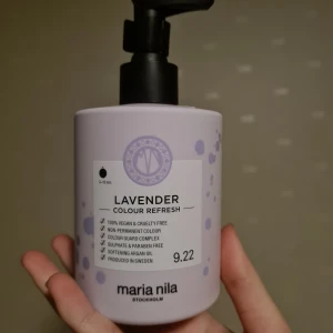 Maria Nila färgbomb - Färgbomb för blekt eller ljusblond hår. Har enbart använt några pumpar, för produkten verkade inte så bra på mitt lite för mörka hår.                                                                                                     Nypris: 269 kr 💜                                                                                Köparen står för frakt!