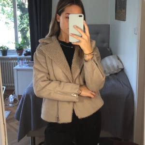 Vinterjacka i mockaimitation - Mysig och varm vinterjacka jag inte längre använder. Den är beige och i mockaimitation 🌸