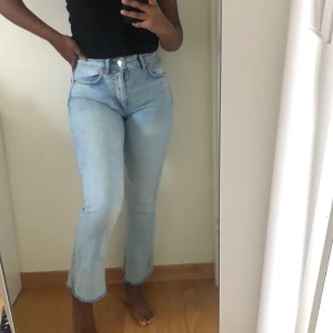 Jeans från zara - Köpta på zara nypris 399kr. Lite kortare i modellen. Stretchiga