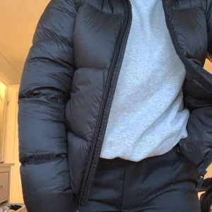 Svart dun / puffer jacket  - 1 år gammal dun jacka / puffer jacket. 2 dragkejdsfickor, varm och snygg. Jackan är kort, har ingen luva och har en hög ”krage”. Väldigt lätt jacka som går att få ner i en liten väska! Köpt för 900kr på uniqlo förra hösten. Du står för frakt:)
