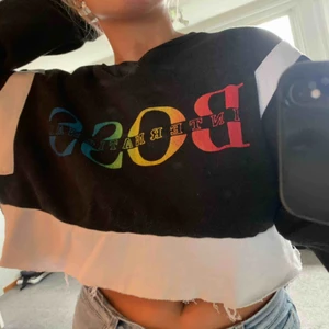  - Hugo boss sweatshirt som är från 80-talet 