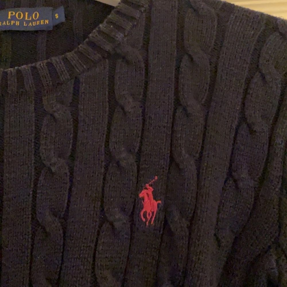Kabelstickad mörkblå tröja från polo Ralph lauren storlek S. Använt några gånger, väldigt bra skick. Fraktkostnad tillkommer. Tröjor & Koftor.