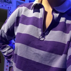 Lila randig tröja från monki  - Säljer denna skit snygga tröja från monki då den inte kommer till användning, endast använd fårtal gånger och är i bra skick, tvättas och stryks innan postning, köpt för 200kr