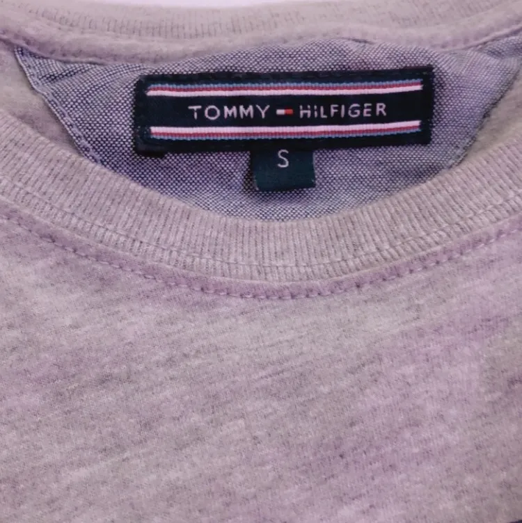 Säljer denna T-shirten från Tommy Hilfigher som köptes i en Tommy Butik i Malaysia. Äkta!! ✨✨Något mörkare grå nyans i verkligheten. Väldigt fint skick då den nästintill aldrig använts. 🤍Storlek: Small. Den är lite  oversize för mig som har Small i storlek och är 170cm. Säljs pga använder ej. Nypriset är 450kr, mitt pris: 65kr+ 44-66kr frakt💞. T-shirts.