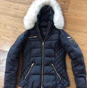 Rockandblue dunjacka stl 34 - Vinterjacka i stl 34 endast använd fåtal gångar o i fint skick. Avtagbar fuskpäls på luvan medföljer. Kommer från ett rökfritt hem. Fler bilder finns vid intresse. Inköpt för 2500kr. Jackan kan även skickas om köparen står för frakt.