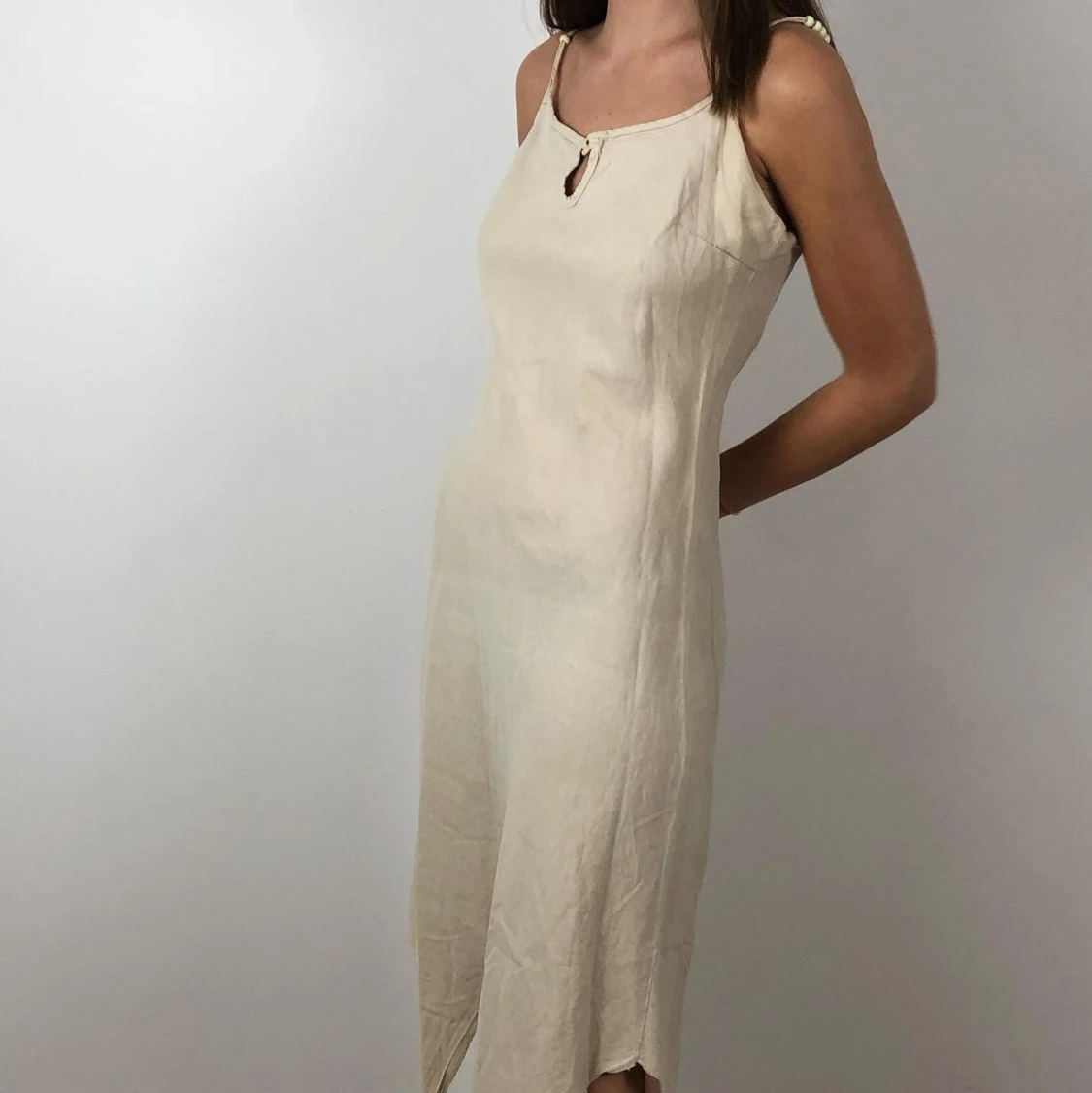 fin beige linne klänning