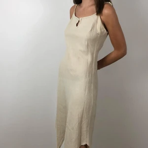 fin beige linne klänning - beige klänning i linne material💗 skick: 8/10. passar strl xs-s. 