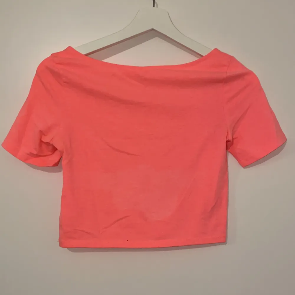 En neon rosa magtröj-T-shirt. Storleken XS men passa även S.. Toppar.