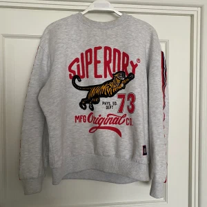 SUPERDRY - sweather från SUPERDRY. Strl S med snygga detaljer. Knappt använd.