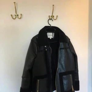 Carin Wester skinnjacka  - Skick: Knappt använd, dock är öglan trasig men det går enkelt att fixa. Nypris: 2000kr. Säljs inte längre i butik!