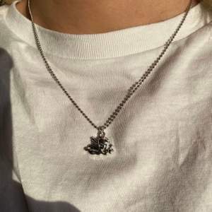 Ett halsband med en liten ängel🥰 Frakt INGÅR i priset✨