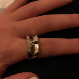 V for vendetta ring - Super cool silver ring som avbildar v for vandetta snubben! 💞💞💞