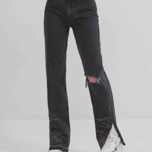  - Säljer dessa drömjeans från bershka! Endast testade. Säljes pga att de var för långa för mig😊 Storlek 34.