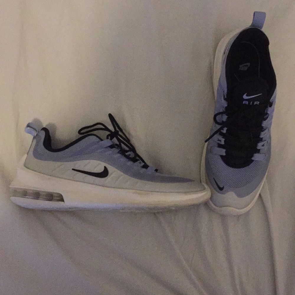 Säljer dessa Nike skor eftersom de inte passar i storlek längre. Köpte dem på stadium för 1199kr. De är stl 40 men är små i storleken så därför lägger jag upp dem som stl 39. Har använt dem som inomhus skor, men även utomhus ca 5 gånger så de är i bra skick. . Skor.