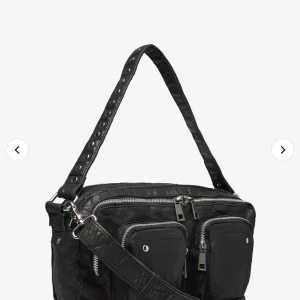 Nunoo bag  - Den klassiska nunoo väskan. Modellen ”alimakka washed”, alltså den större modellen. Välanvänd men fortfarande fin! Medföljer ett längre axelband, 200kr 🥰