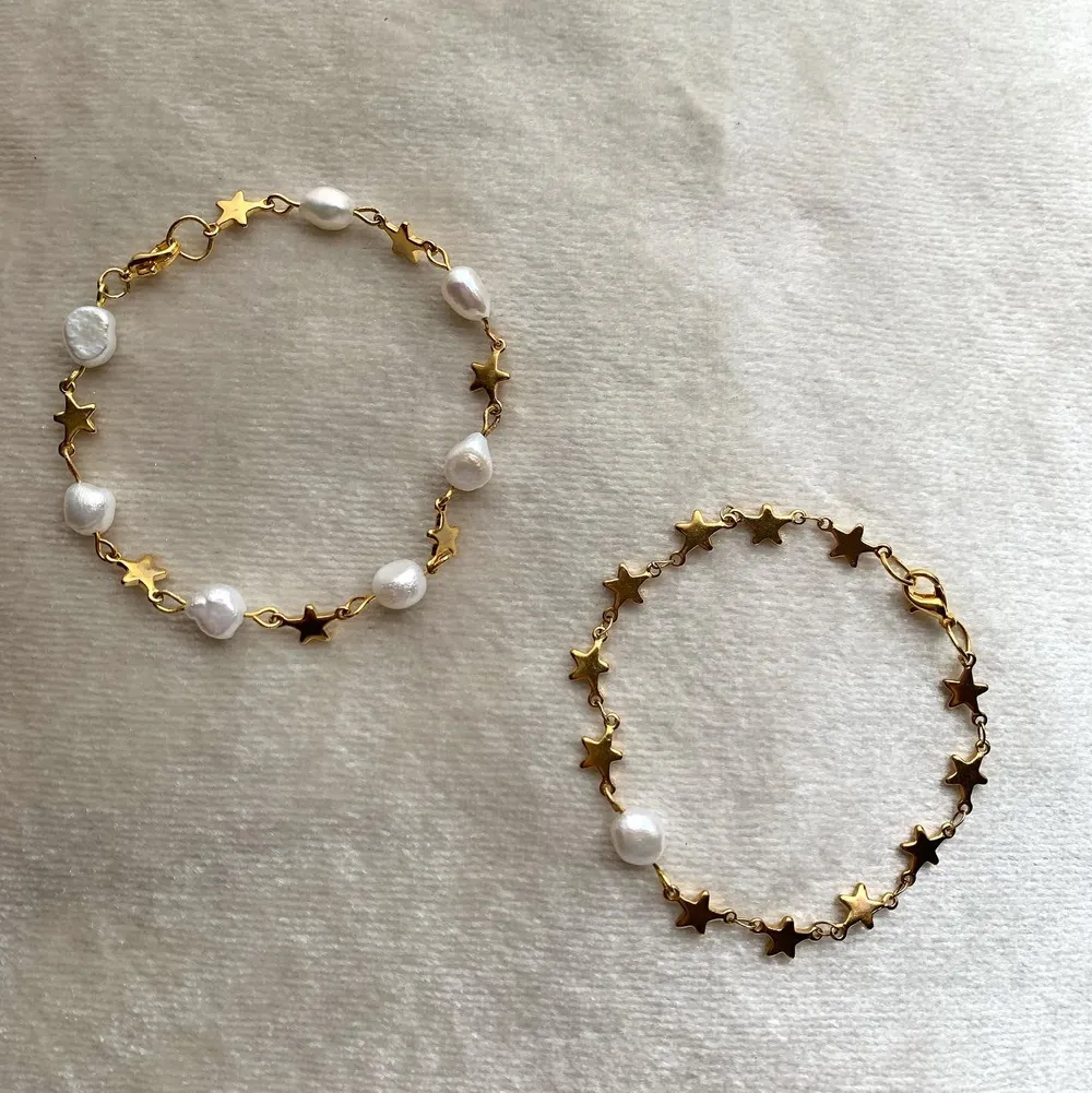 Kolla in fler smycken på min Instagram: @aliceruthjewelry                                                  Längd är valfri!                                                Armband med guldiga stjärnor av rostfritt stål och sötvattenspärlor🐚🐚🤍🤍                                        89kr styck eller 2 för 179kr💫                   . Accessoarer.