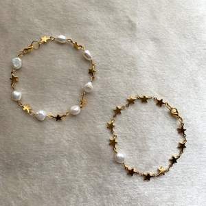 Kolla in fler smycken på min Instagram: @aliceruthjewelry                                                  Längd är valfri!                                                Armband med guldiga stjärnor av rostfritt stål och sötvattenspärlor🐚🐚🤍🤍                                        89kr styck eller 2 för 179kr💫                   