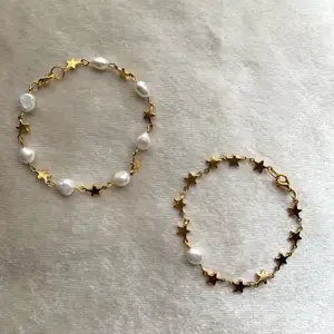 Kolla in fler smycken på min Instagram: @aliceruthjewelry                                                  Längd är valfri!                                                Armband med guldiga stjärnor av rostfritt stål och sötvattenspärlor🐚🐚🤍🤍                                        89kr styck eller 2 för 179kr💫                   