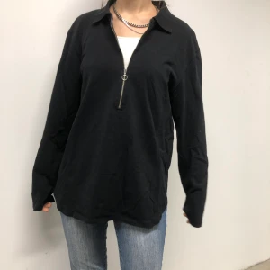 Svart zip - Fin nästan helt ny svart halvzip från svenska L’homme rouge! Personen är 170 🥰