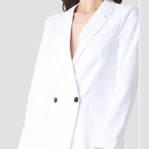 Linn Ahlborg blazer - Asymmetrisk lång blazer från Linns kollektion med NaKd. Storlek 38 men passar mer en 36a skulle jag säga. Otroligt snygg festblazer som även kan bäras till vardag med ett par snygga brallor! 200kr 🥰🥰