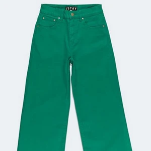 gröna reece byxor carlings - supersköna byxor strl S från carlings! inte kommit till användning så mycket hos mig tyvärr 🥺💕 sitter skönt. (är ungefär strl 28 o de sitter perfa på mig) 