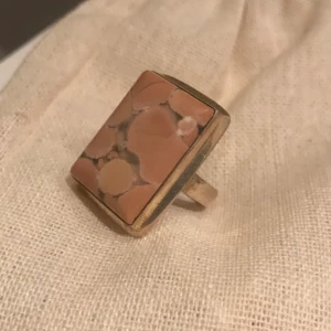 Silver ring med sten - En äkta silver ring (märkt med 925) med stor rosa sten! Skriv vid intresse! 