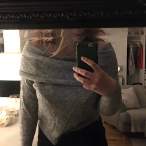 Offshoulder stickad  - Gråmelerad med off shoulder 🤍 sitter bra på xs-s, säkert mindre m med 