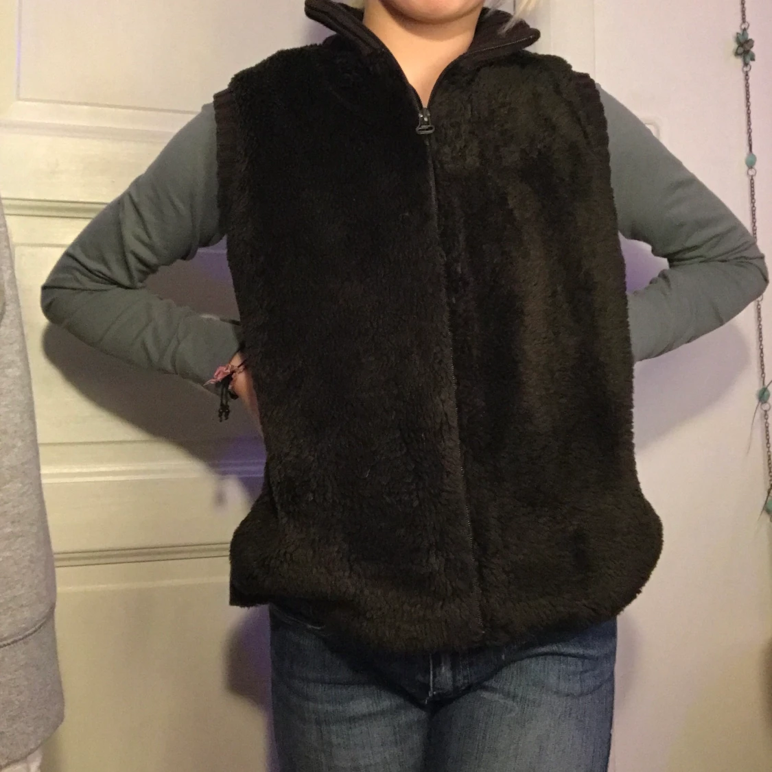 En brun lurvig väst