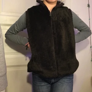 En brun lurvig väst - En brun lurvig väst från street one i storlek 38