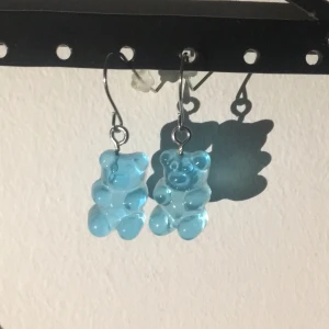 Örhängen  - Säljer dessa blåa Björn örhängen aldrig använda, pris kan diskuteras frakt ingår 