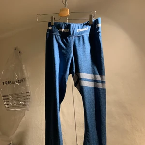 Tränings tajts från stronger  - Blåa träningstajts från stronger, storlek M men mer som en storlek S. Jätte fina och jätte bra kvalitet, materielet är strechigt och skönt och de sitter väldigt bra och man behöver inte ständigt dra upp dem när man e på gymmet! 💙💙