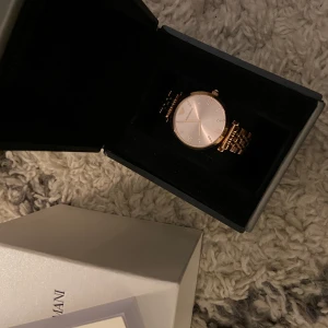 Emporio Armani-klocka - Säljer min Armaniklocka, endast pga att den inte är min stil och att jag inte kommer använda den. Den är i roséguld och har små diamanter till siffror. Fick den i våras så batteriet går fortfarande felfritt. Den är kapad till min storlek, och jag har ganska smala handleder, vet tyvärr inte vart jag har resten av bandet. Ligger just nu ute på uret.se för 1975kr (7/12-20) 