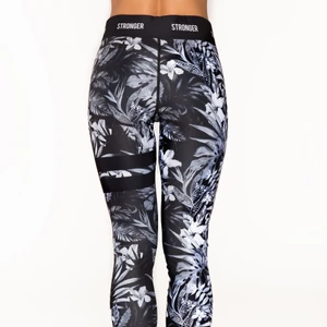 Supersköna och snygga strongertights😍 - Inte nog med att designen på dessa tights är supersnygg, passformen är även fantastisk! 😍 Dem är superstretshiga med hög midja med resårband som verkligen sitter åt, därför är dom hur sköna som helst att träna i då dom ej åker ner👍 Tightsen är i nyskick💓